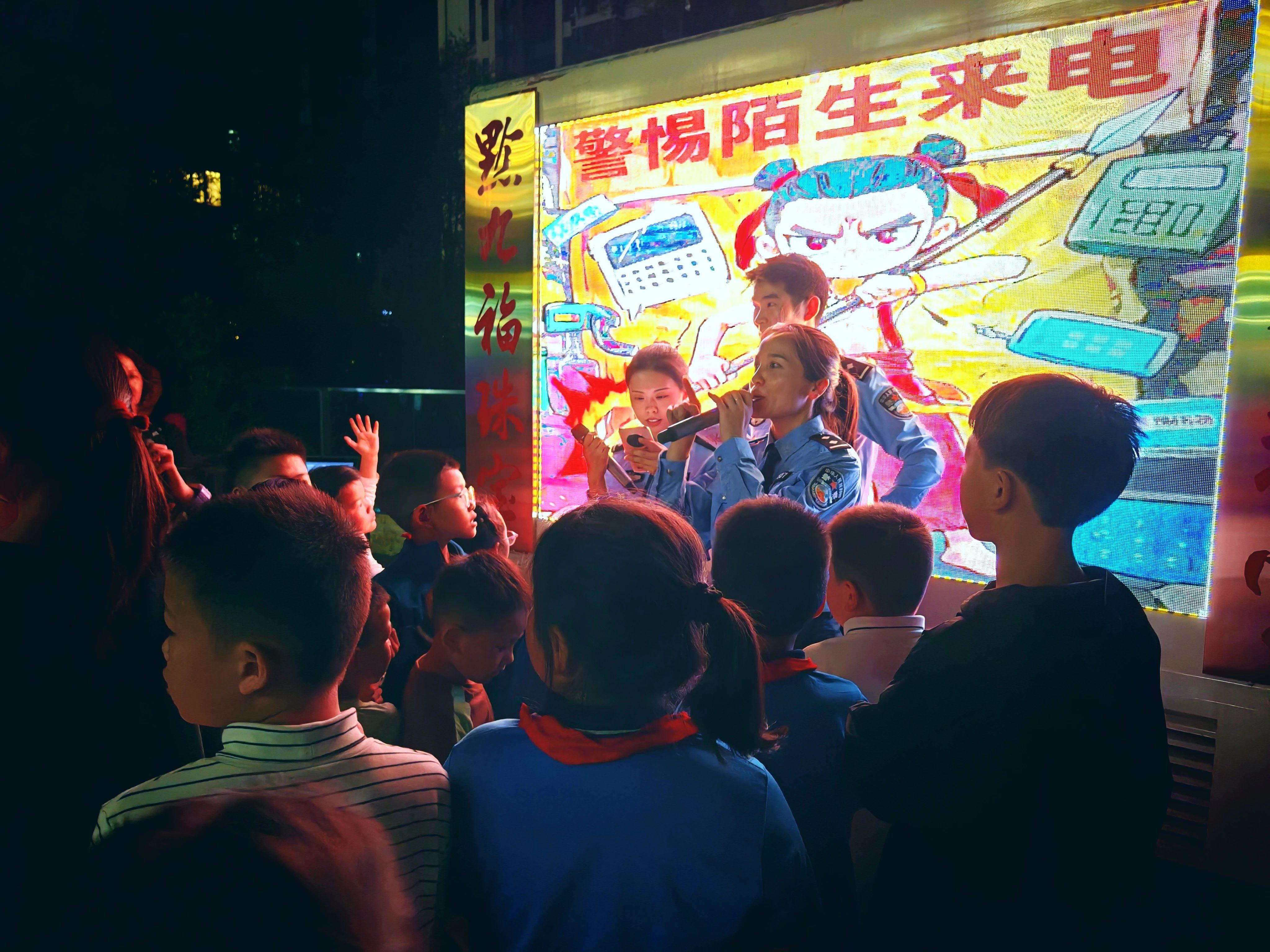 貴州福泉公安反詐宣傳出新招 小區(qū)廣場現(xiàn)亮點
