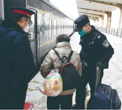 10年后，他戴上了父親的警號，開啟了第一次春運執(zhí)勤