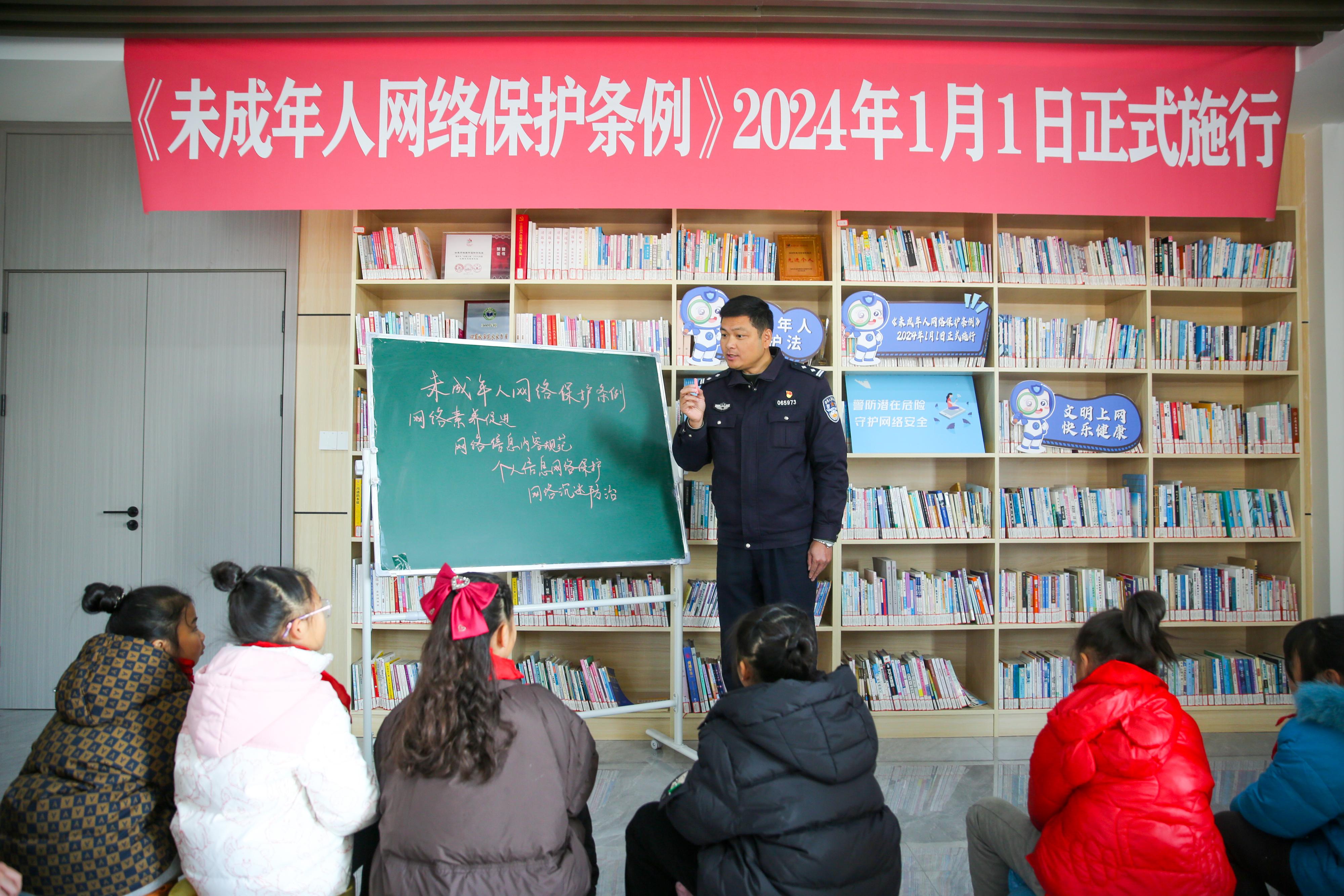 2024年1月1日，在江蘇南通如皋市城南街道新華社區(qū)農(nóng)家書屋內(nèi)，網(wǎng)絡(luò)普法志愿者向?qū)W生講解《未成年網(wǎng)絡(luò)安全保護(hù)條例》相關(guān)內(nèi)容。.jpg